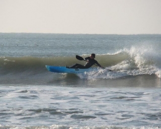  Kayak entre las olas 